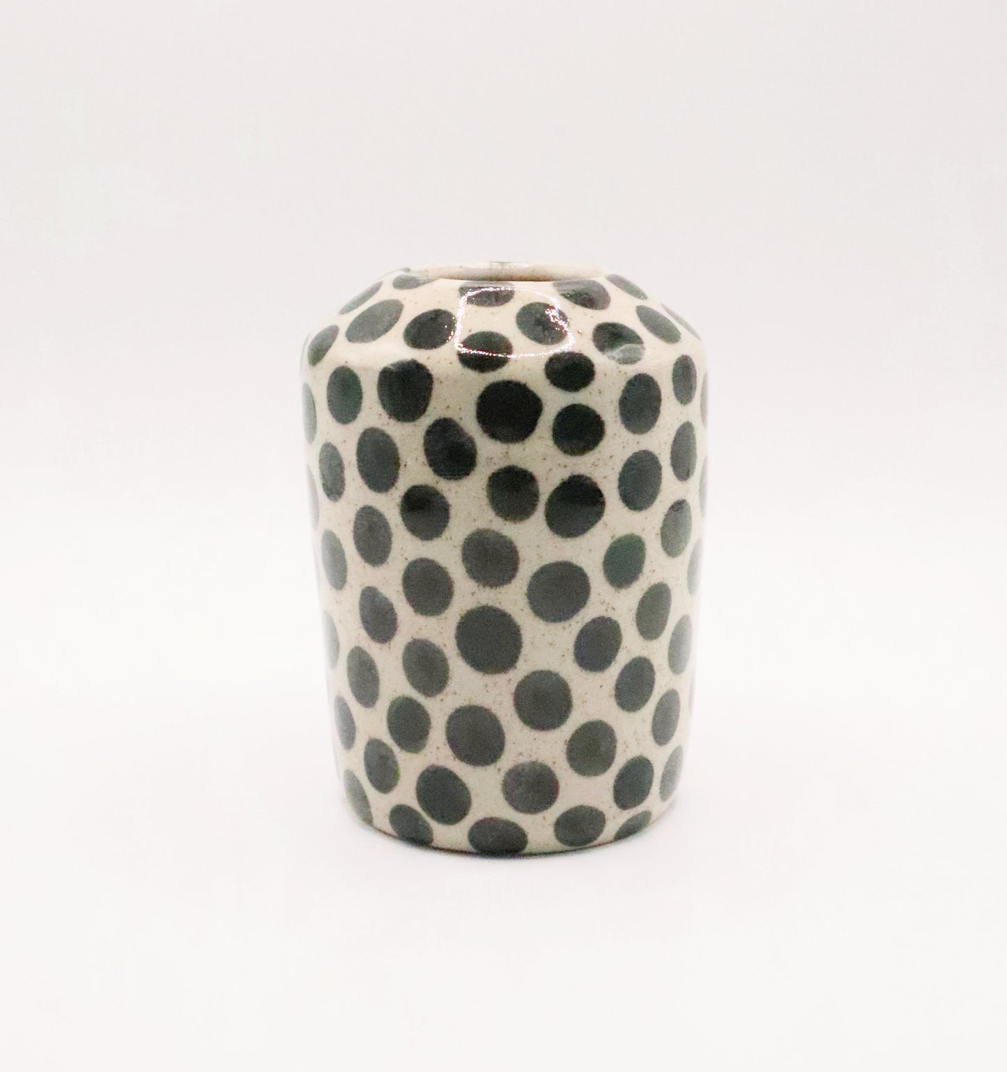 Vase en grès à pois noirs